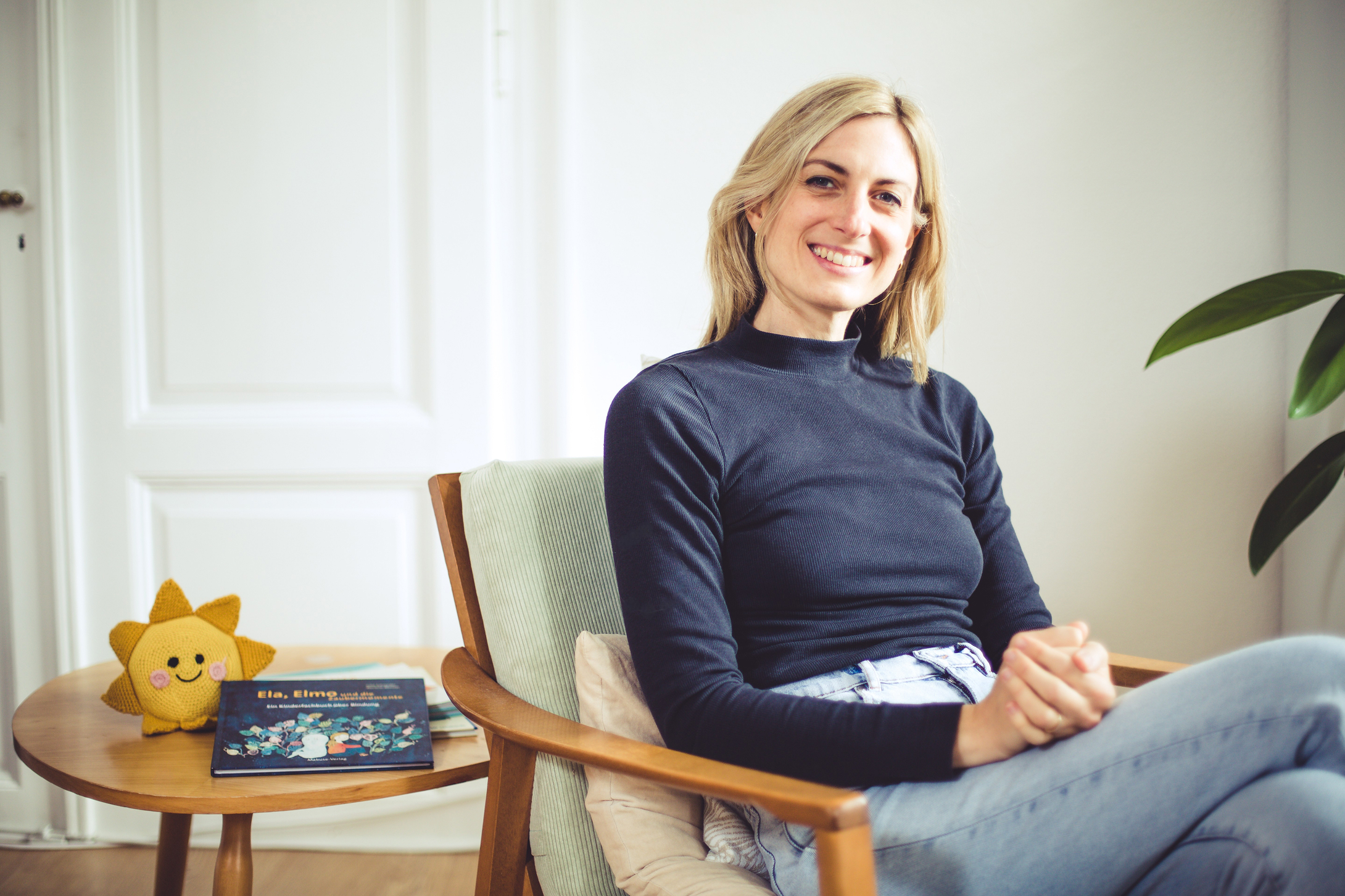 Julia Schneider sitzt in ihrer Praxis